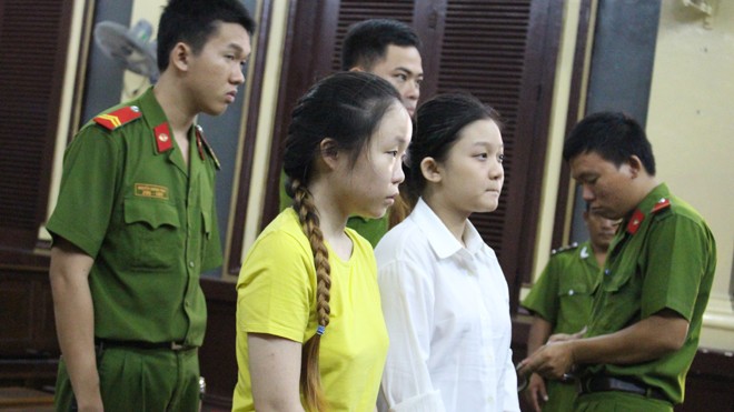 Bị cáo Wong Siew Wah (áo trắng) xúc động khi được tòa tuyên trả tự do. Ảnh T.Châu 