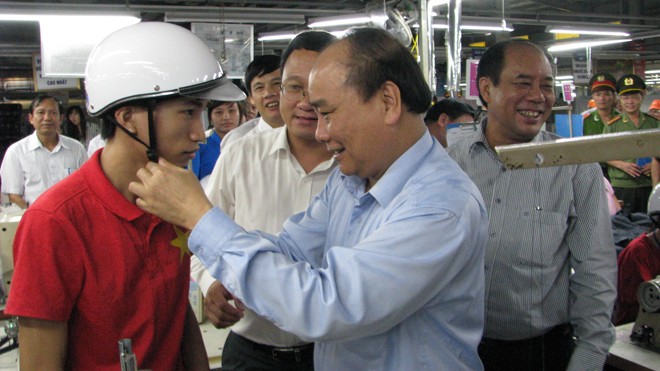 Phó Thủ tướng Nguyễn Xuân Phúc đề nghị cán bộ công nhân viên đi đầu trong việc thực hiện quy định đội mũ bảo hiểm khi đi mô tô, xe máy