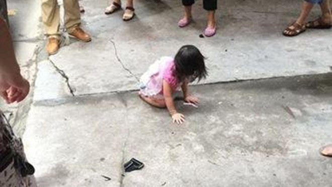 Sau khi rơi từ tầng 5, bé gái hai tuổi ngồi dậy khóc gọi mẹ