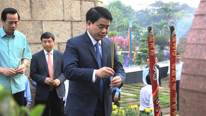 Chủ tịch UBND TP Hà Nội dâng hương tại Nghĩa trang liệt sĩ TPHCM.