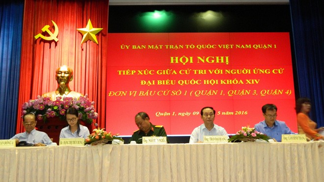 Chủ tịch nước Trần Đại Quang và các ứng viên đại biểu Quốc hội tại buổi tiếp xúc cử tri.