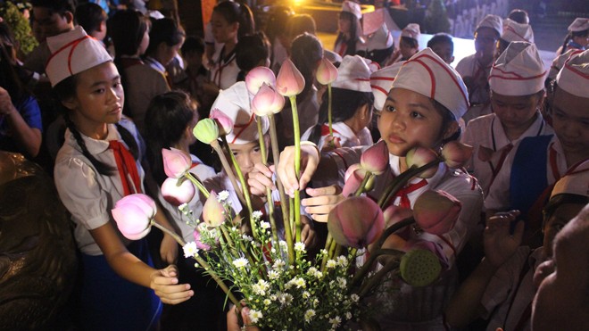 Hơn 300 em thiếu nhi Cần Thơ báo công và dâng hoa lên Bác tại tượng đài Bác Hồ, Bến Ninh Kiều thành phố Cần Thơ