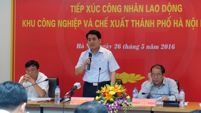 Ông Nguyễn Đức Chung tại buổi tiếp xúc với công nhân.