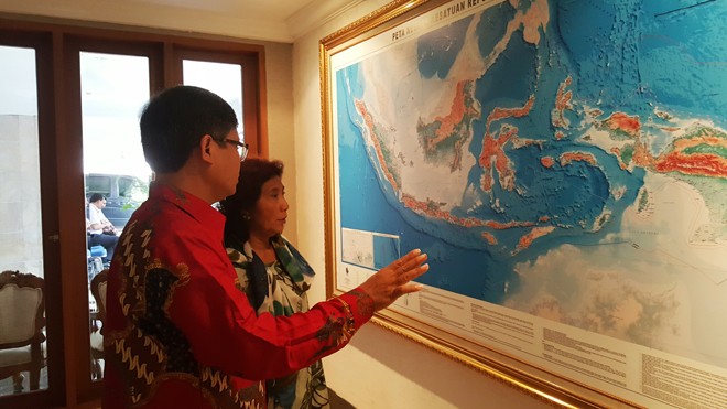 Đại sứ Hoàng Anh Tuấn trao đổi với Bộ trưởng Hàng hải và Nghề cá Indonesia, bà Susi Pudjiastuti, hôm 2/6. Ảnh: ĐSQ
