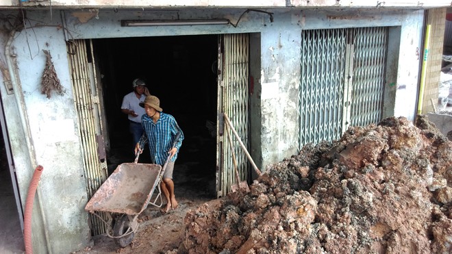 Người dân trong khu vực dự án nâng đường bị ảnh hưởng khi nhà bỗng dưng biến thành hầm. Ảnh Việt Văn