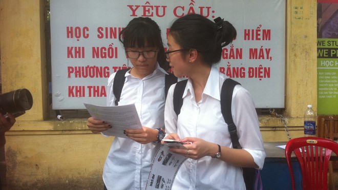 Nhiều học sinh trao đổi lại cách làm bài thi môn Văn sáng nay tại trường THPT Việt Đức, Hà Nội. Ảnh: Đỗ Hợp