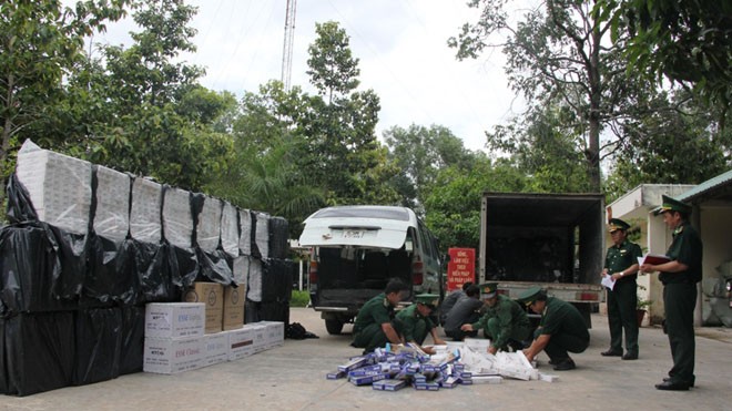  Xe tải chở 35.000 gói thuốc lá lậu bị bắt. Ảnh B.P 