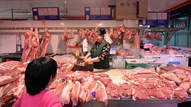 Một quầy bán thịt lợn tại chợ ở Trung Quốc.