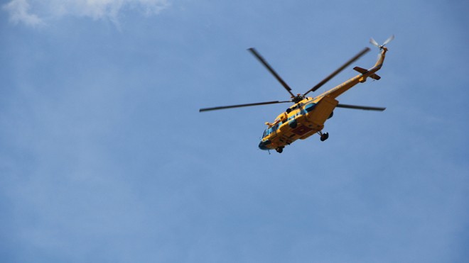 Một chiếc trực thăng quân sự đang trên đường tiếp cận đảo Mắt (Cửa Lò - Nghệ An) để tìm kiếm Su30 gặp nạn. Ảnh Việt Hương