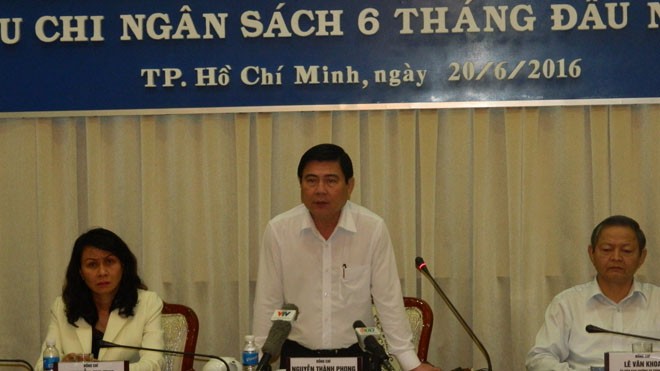 Chủ tịch UBND TPHCM Nguyễn Thành Phong phát biểu tại cuộc họp.