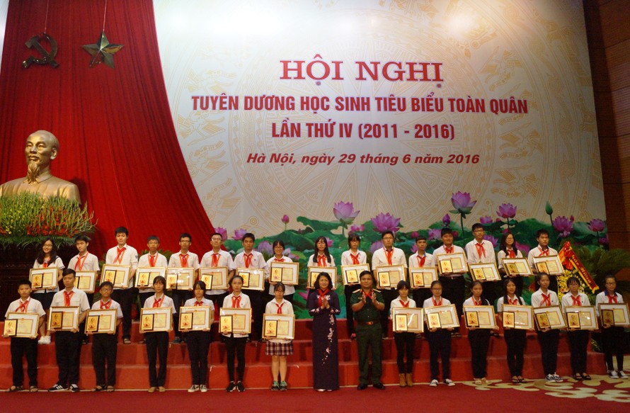  Phó Chủ tịch nước Đặng Thị Ngọc Thịnh và Trung tướng Lê Chiêm trao thưởng cho 290 học sinh có thành tích tiêu biểu, xuất sắc trong 5 năm học, giai đoạn 2011-2016