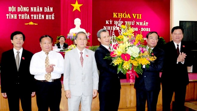 Ông Lê Trường Lưu, Bí thư Tỉnh ủy, Chủ tịch HĐND tỉnh Thừa Thiên - Huế tặng hoa cho Chủ tịch UBND tỉnh Nguyễn Văn Cao (thứ hai từ phải sang) và các Phó Chủ tịch UBND tỉnh nhiệm kỳ 2016-2021. 
