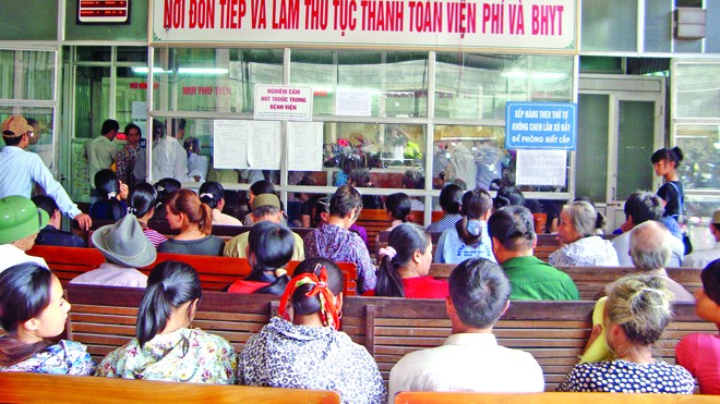 Người dân xếp hàng khám BHYT tại một bệnh viện ở Hà Nội. Ảnh: Bảo Anh