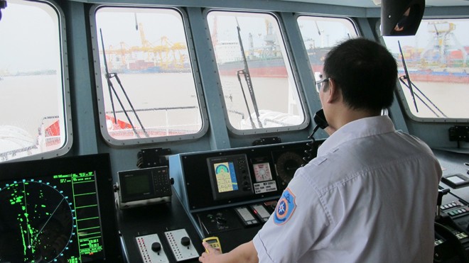 Sau khi có thông tin tàu cá bị nạn, tàu cứu nạn Hàng hải Sar 411 nhận lệnh lập tức lên đường.