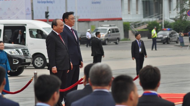 Thủ tướng Mông Cổ J. Erdenebat và Thủ tướng Nguyễn Xuân Phúc trên bục danh dự 