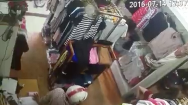  Chiêu trò người phụ nữ đội mũ bảo hiểm, bịt khẩu trang kín mặt vào các cửa hàng gây ra các vụ trộm. (Ảnh cắt từ camera). 