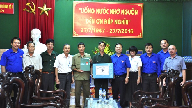 Đồng chí Nguyễn Phi Long và đại diện các đơn vị tham gia chuyến đi tặng quà cho Trung tâm.