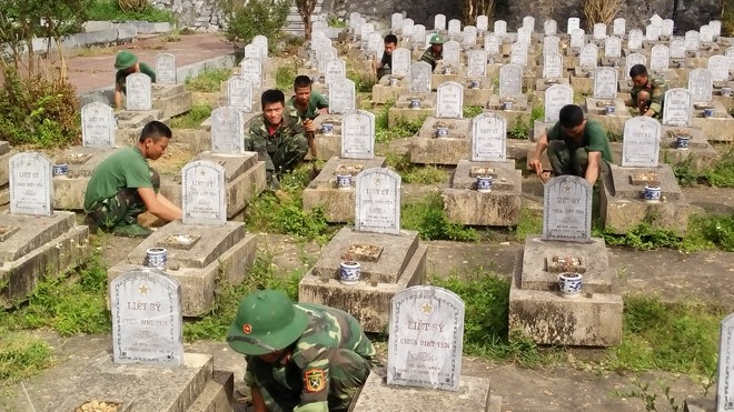 Cán bộ, chiến sỹ Trung đoàn 335 (Sư đoàn 324) đang tổng dọn vệ sinh Nghĩa trang liệt sĩ Việt – Lào huyện Anh Sơn, Nghệ An.
