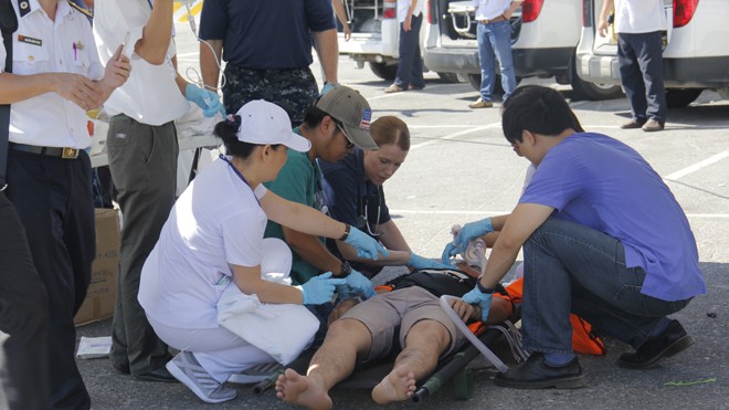 Đội ngũ y tế sơ cấp cứu, chăm sóc cho các nạn nhân. Ảnh: Thanh Trần. 