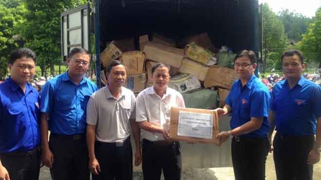 Thành Đoàn Hà Nội trao quà cứu trợ cho người dân Bát Xát, Lào Cai