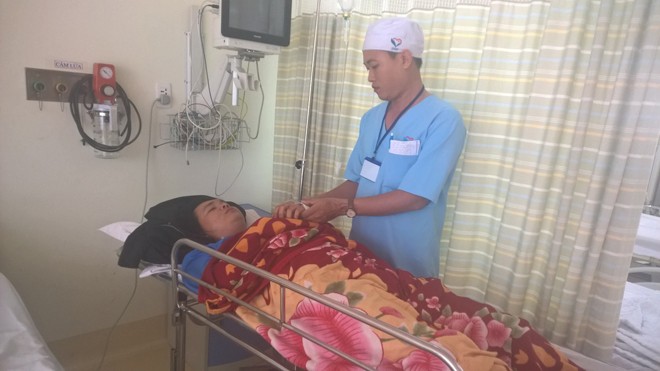 Nạn nhân D.H.Nhật đang được cấp cứu tại Bệnh viện Phúc An Khang