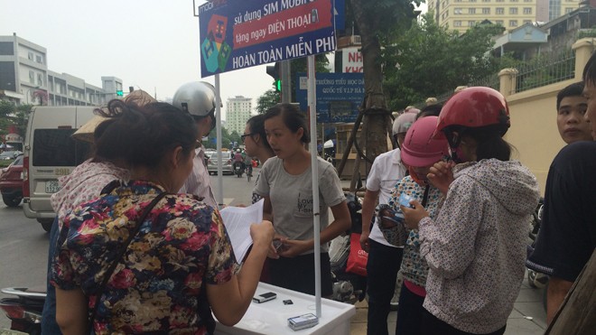 Cảnh bán SIM tặng điện thoại nhốn nháo trên vỉa hè đường Nguyễn Chí Thanh 