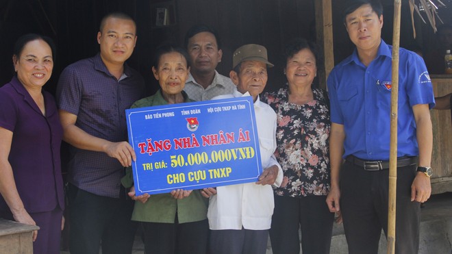 Trao tiền hỗ trợ xây nhà tình nghĩa cho cựu TNXP Trần Văn Thảo, xã Sơn Kim 2, Hương Sơn 