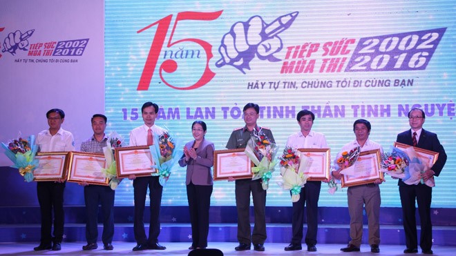 Phó bí thư Thành uỷ TPHCM Võ Thị Dung trao Bằng khen Chính phủ cho 5 tập thể và 2 cá nhân 