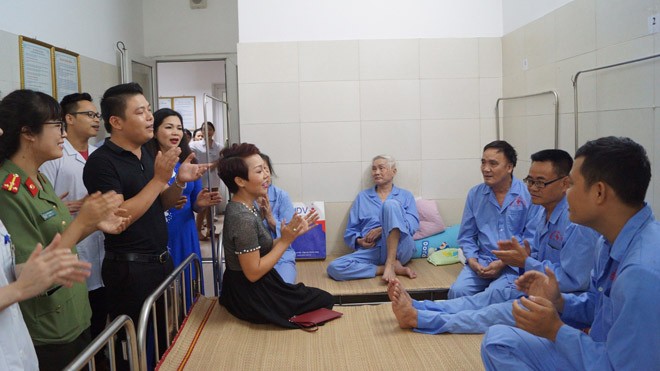  NSƯT Thu Thuỷ, ca sĩ Thái Thuỳ Linh, ca sĩ Minh Thế… mang tiếng hát đến với các bệnh nhân, bác sĩ tại bệnh viện 