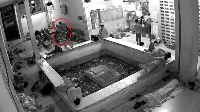 Camera an ninh ghi lại hình ảnh đối tượng Lê Quyết đang thò tay vào túi một người nhà bệnh nhân vào rạng sáng 20/8.