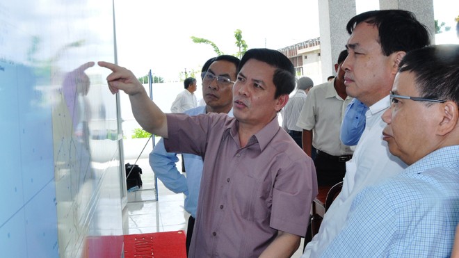 Ông Nguyễn Văn Thể chỉ tay vào bản đồ giới thiệu ý tưởng xây cảng biển.