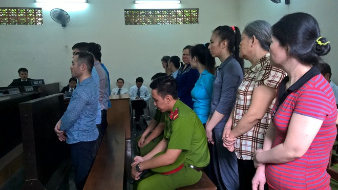 Các bị cáo trong đường dây ma túy xuyên Việt tại phiên tòa sáng 22/8. Ảnh: Tân Châu 