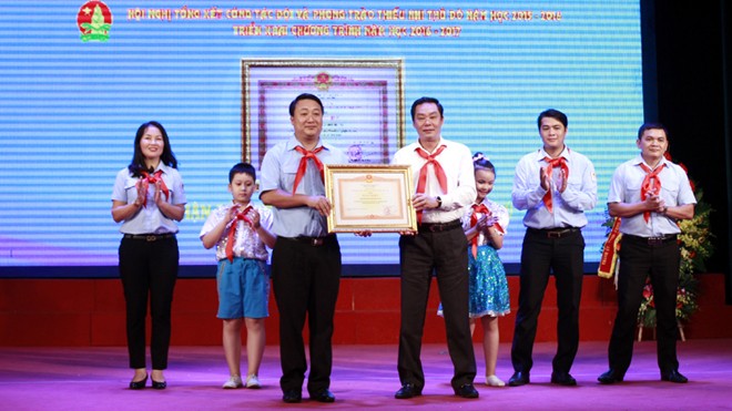 Đồng chí Lê Hồng Sơn, Phó Chủ tịch UBND TP Hà Nội trao tặng Bằng khen của Thủ tướng Chính phủ cho Hội đồng Đội thành phố Hà Nội