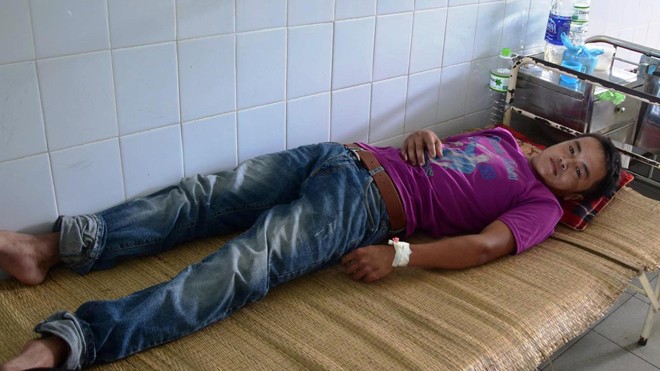Nạn nhân Trần Công Huy bị rắn lục đuôi đỏ cắn đang được điều trị tại BV Đa khoa Quảng Nam 