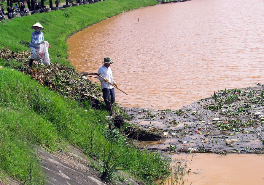 Thu gom rác trên hồ Xuân Hương