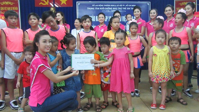 Top 10 Hoa hậu Việt Nam thăm, tặng quà trẻ em nghèo Tam Bình