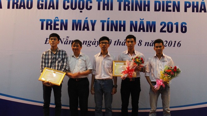 Ông Đặng Việt Dũng, Phó CT UBND TP Đà Nẵng, trao bằng khen của TP cho tác giả/nhóm tác giả đạt giải ba và giải khuyến khích