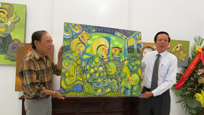  Ông Phan Tiến Dũng (bìa phải), Giám đốc Sở VHTT tỉnh TT-Huế, tiếp nhận tranh từ họa sĩ Nguyễn Đại Giang