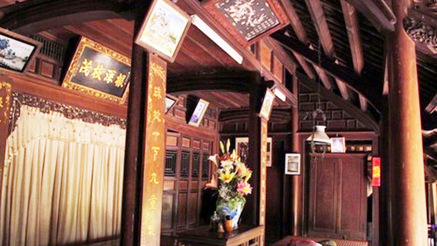 Nội thất tại một ngôi nhà rường cổ thuộc làng cổ Phước Tích.