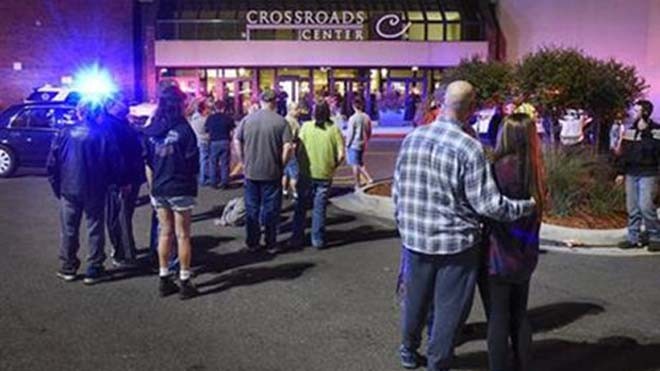  Người dân đứng ngoài trung tâm mua sắm Crossroads Center, thành phố St. Cloud, bang Minnesota, ngày 17/9. Ảnh: AP. 