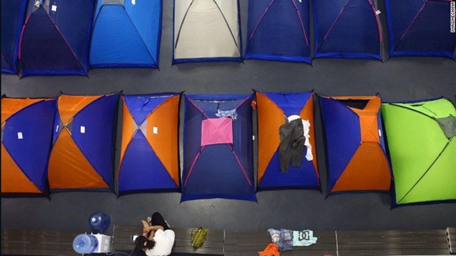 Những chiếc lều màu sắc được dựng lên ở phòng thể dục trường đại học. 