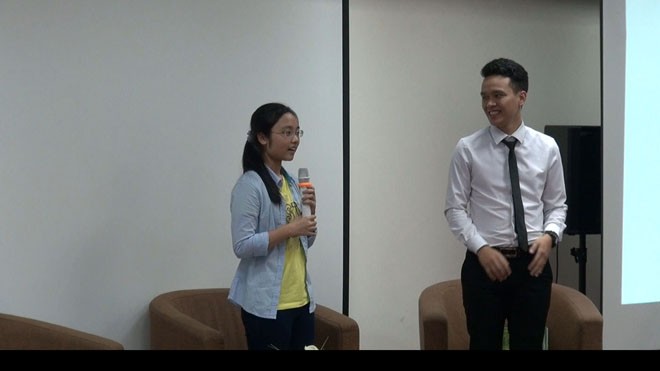 Tác giả tại sự kiện đầu tiên của dự án đóng góp xã hội do mình khởi xướng, tổ chức vào ngày 22/4/2016 tại trường Vinschool Times City tại Hà Nội. 