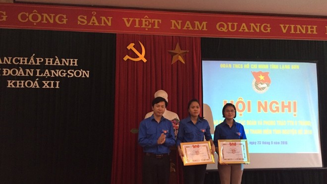 Đồng chí Nguyễn Hoàng Tùng - Ủy viên BCH TW Đoàn, Tỉnh ủy viên, Bí thư Tỉnh Đoàn trao bằng khen cho đơn vị có thành tích xuất sắc trong Chiến dịch TNTN Hè 2016