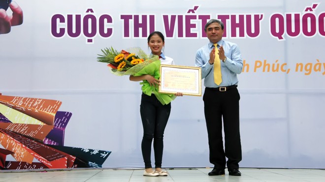 Thứ trưởng Bộ Thông tin và Truyền thông Nguyễn Minh Hồng trao tặng giải nhất cuộc thi viết thư UPU lần thứ 45 tại Việt Nam cho Nguyễn Thị Thu Trang. 