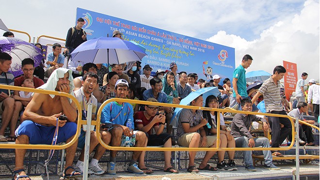 Bất chấp trời nắng nóng, khán giả vẫn ngồi kín khái đài theo dõi các trận đấu trên biển. Ảnh: Thanh Trần.