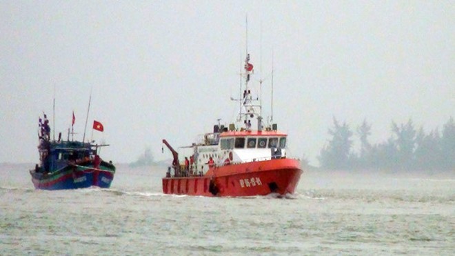 Tàu cứu hộ BĐBP Nghệ An đang lai dắt tàu bị nạn của ngư dân vào bờ trưa 24/9. Ảnh VTC news