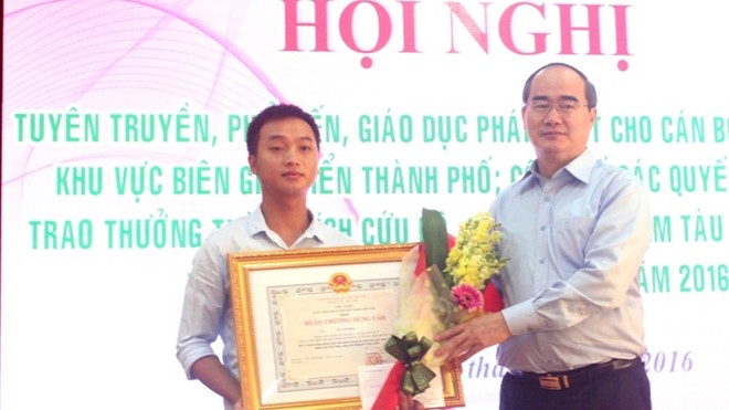 Chủ tịch UB MTTQ VN Nguyễn Thiện Nhân trao bằng khen cho anh Lê Văn Hoa, thuyền viên tàu Phú Quý 2 dũng cảm cứu người