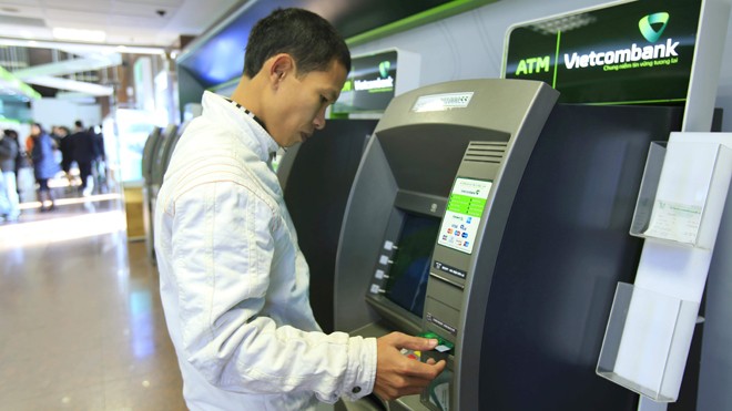  Vietcombank khuyến cáo người rút tiền tại các cây ATM: “Cách dễ dàng nhất để tự bảo vệ mình là khách hàng khi giao dịch nên dùng tay che bàn phím khi nhập mã PIN” 