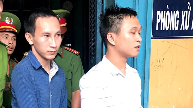Hai bị cáo Được (trái sang) và Linh tại phiên tòa sáng ngày 21/10. Ảnh: Tân Châu