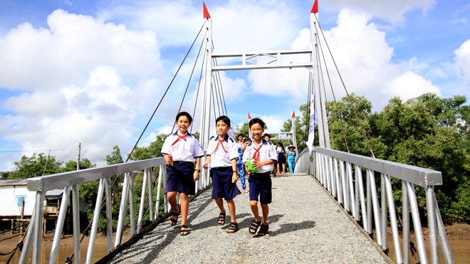 Học sinh vui mừng đi trên cầu mới 